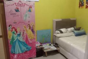 Un dormitorio con una habitación Disney Princess con una cama en Cheerfull residential home - Dillair Home Stay, en Talang Kelapa