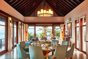 een eetkamer met een tafel en stoelen bij Beachfront Luxury, Villa Purnama in Ketewel