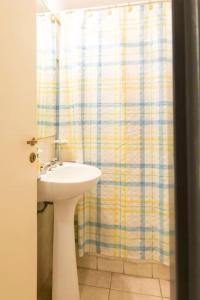 baño con lavabo y cortina de ducha en *NUEVO oasis privado* 2 dormitorios-cochera en Godoy Cruz