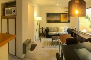 sala de estar con sofá y mesa en *NUEVO oasis privado* 2 dormitorios-cochera en Godoy Cruz