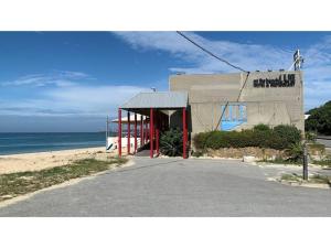 ein Gebäude am Strand neben dem Meer in der Unterkunft On the Beach Lue - Vacation STAY 91567v in Sesoko