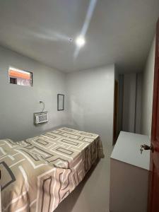 1 dormitorio con 1 cama en una habitación en RedDoorz at FJ Hotel Tubungan Iloilo, 