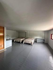 um quarto vazio com duas camas em RedDoorz at FJ Hotel Tubungan Iloilo 