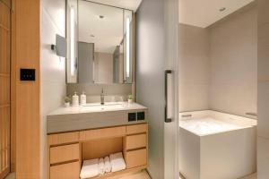 Ένα μπάνιο στο AKI Hong Kong - MGallery