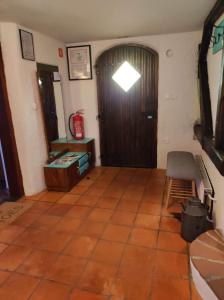 Zimmer mit einer Tür, einem Tisch und einem Stuhl in der Unterkunft House Pr'Belej in Zgornje Gorje