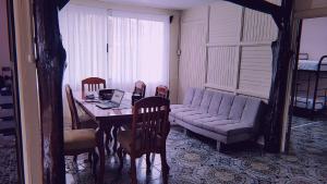 - un salon avec un canapé et une table avec un ordinateur portable dans l'établissement Alpha Arenal, à Fortuna