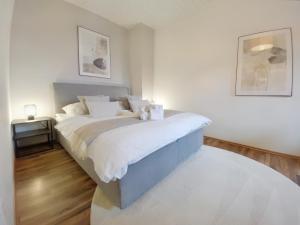 Rúm í herbergi á MILPAU Recklinghausen1 - Modernes und zentrales Premium-Apartment mit Queensize-Bett, Netflix, Nespresso, Smart-TV und Privatparkplatz