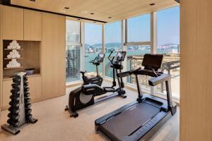 una palestra con 2 tapis roulant e macchinari per il cardio-fitness in un edificio di AKI Hong Kong - MGallery a Hong Kong