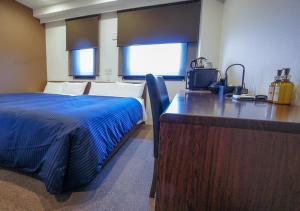 Postel nebo postele na pokoji v ubytování HOTEL LiVEMAX Kanazawa Ekimae
