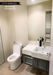 uma casa de banho com um WC e um lavatório em I City Suite With Wifi em Shah Alam