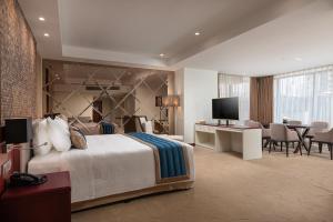 Televisyen dan/atau pusat hiburan di Yangon Thanlwin Hotel
