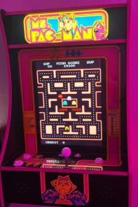 une console de jeux avec un labyrinthe sur un jeu vidéo dans l'établissement Cozy houston Getaway 1 bed 1 bath, à Houston