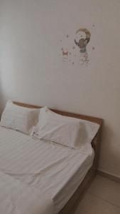 سرير أو أسرّة في غرفة في Gopeng Serumah Holiday House
