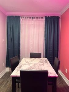 ein Esszimmer mit einem Tisch und Stühlen vor einem Fenster in der Unterkunft Cozy houston Getaway 1 bed 1 bath in Houston