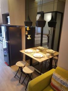 cocina con mesa, sillas y sofá en Madison Park Apartment 1 Bedroom near Central Park Mall, en Yakarta