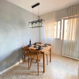 ein Esszimmer mit einem Holztisch und Stühlen in der Unterkunft Costa Dream Stay in Torrevieja + 22 Fotos
