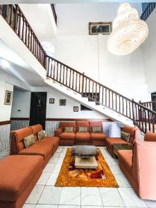 uma sala de estar com um sofá e uma mesa em Hill View Hotel McCarthy Hills em Botianaw