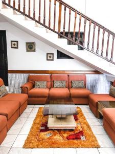 a living room with a couch and a table at Hill View Hotel McCarthy Hills in Botianaw