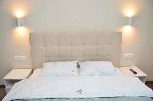 A bed or beds in a room at Bóris House