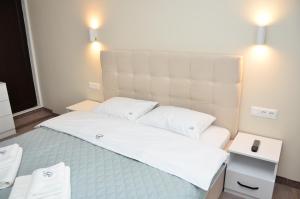 A bed or beds in a room at Bóris House