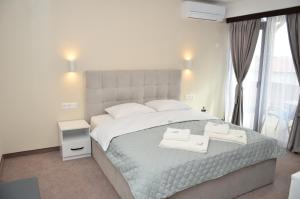 A bed or beds in a room at Bóris House