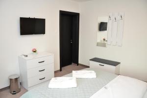 A bed or beds in a room at Bóris House