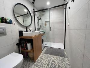 ein Badezimmer mit Dusche, Waschbecken und Spiegel in der Unterkunft Costa Dream Stay in Torrevieja