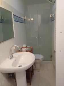 een witte badkamer met een wastafel en een toilet bij SidiBou House in Sidi Bou Saïd