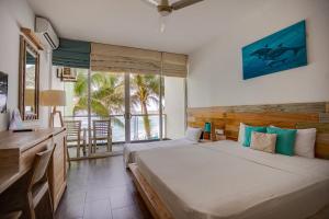 Postel nebo postele na pokoji v ubytování Hikkaduwa Beach Hotel - Special Deal on 3 Night or More Stays