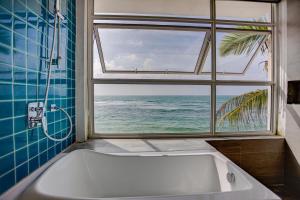 Koupelna v ubytování Hikkaduwa Beach Hotel - Special Deal on 3 Night or More Stays