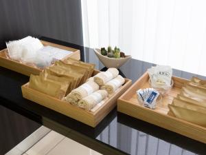 名古屋的住宿－HOTEL ORIENTAL EXPRESS NAGOYA SAKAE，两张装有纸毛巾的木托盘