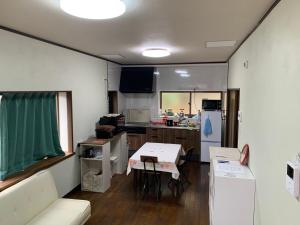 um quarto com uma cozinha e uma mesa em 体験型民宿mishigo 