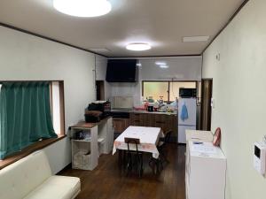 にある体験型民宿mishigoのキッチン、テーブルが備わる客室です。