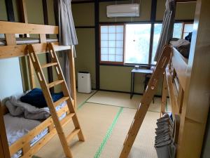 にある体験型民宿mishigoの二段ベッド2台、デスクが備わる客室です。