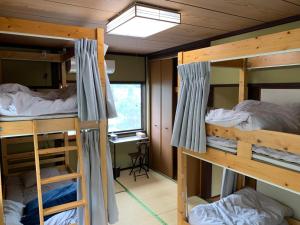 Tempat tidur susun dalam kamar di 体験型民宿mishigo