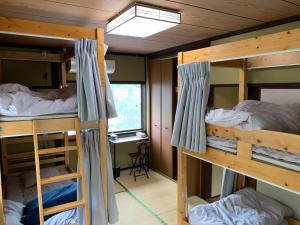 Postel nebo postele na pokoji v ubytování 一棟貸し民宿mishigo