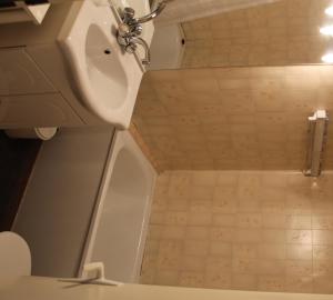 コトレにあるAppartement Iberia 19のバスルーム(洗面台、トイレ付)