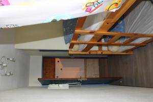 コトレにあるAppartement Iberia 19の二段ベッドが備わる客室です。