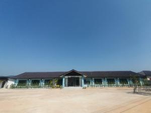 a building with a large courtyard in front of it at ເຮືອນພັກບີວີ(BV Guesthouse) in Ban Thôngchai-Tai