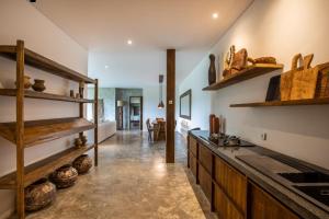 Hidden Gem Suites Ubud的厨房或小厨房