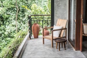 Hidden Gem Suites Ubud的阳台或露台