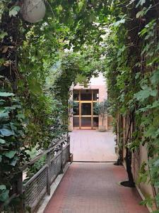 een ingang naar een gebouw met een bakstenen loopbrug bij C&C - Cozy and Cute in Milaan