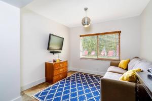 Televisyen dan/atau pusat hiburan di Hollywood Villa close to the BEACH w/HEATED POOL