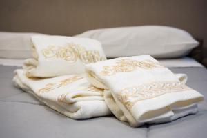 uma pilha de toalhas sentadas em cima de uma cama em Catanese Proverb's House - Via Napoli em Catânia