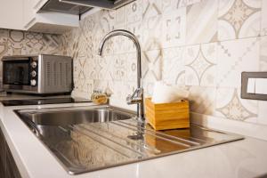 A kitchen or kitchenette at Catanese Proverb's House - Via Napoli - Ground Floor