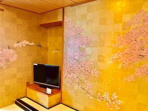 TV o dispositivi per l'intrattenimento presso Hotel Hoho "A hotel overlooking the Echigo Plain and the Yahiko mountain range" formerly Hotel Oohashi Yakata-no-Yu