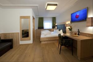 TV a/nebo společenská místnost v ubytování Hotel Bierwirt