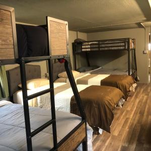 Postel nebo postele na pokoji v ubytování Uncle Nicolai's Inn B&B