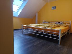 Postel nebo postele na pokoji v ubytování MotoHostel Wolter - apartmán Leme