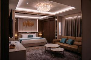 een hotelkamer met een bed en een bank bij Crystal Inn in Batu Pahat